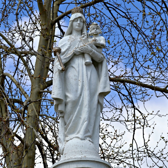 Mária szobor - Kisbabot