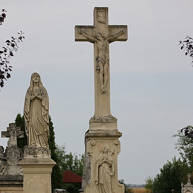 Temetői feszület és mellette Mária szobor - Mihályi
